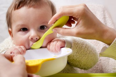 Baby isst keinen Brei - 6 Gründe für Verweigerung